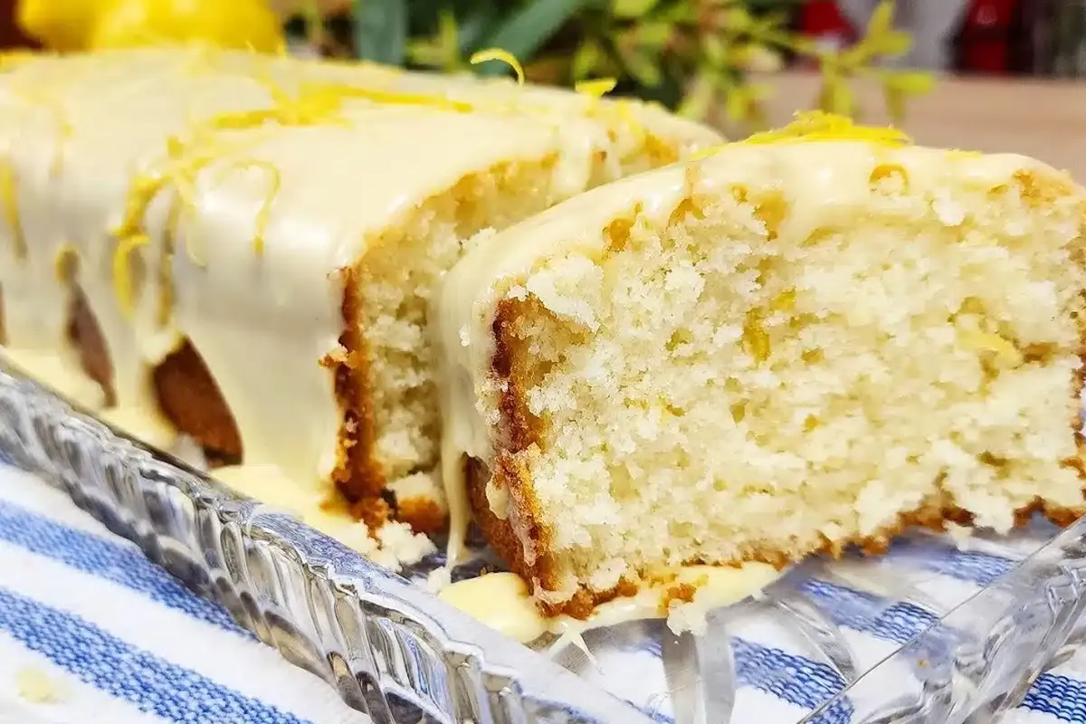 Bolo de limão siciliano maravilhoso com uma cobertura bem cr