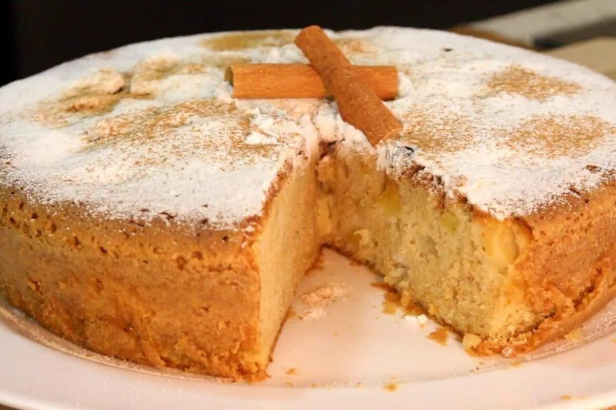 Bolo de maçã de liquidificador fofinho e úmido que perfuma a