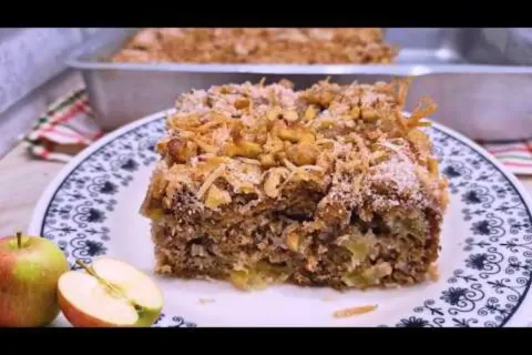 Bolo de maçã divino, acompanhado de uma farofa crocante perf