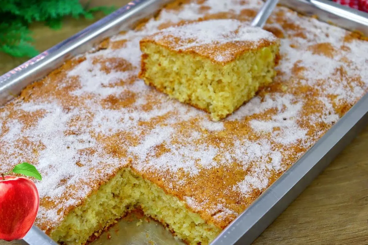 Bolo de maçã fofinho: uma massa muito saborosa com pedacinho