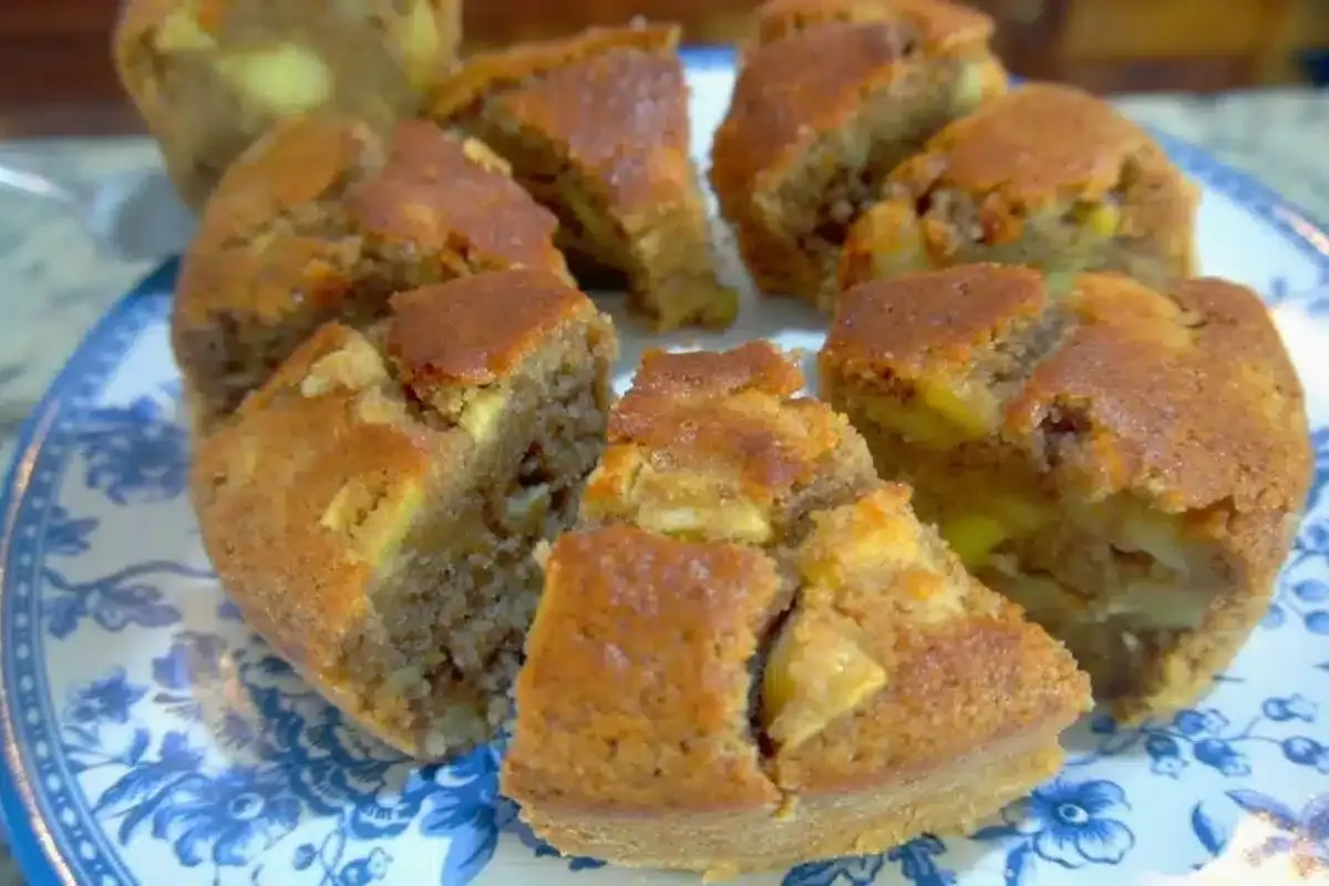 Bolo de maçã que fica molhadinho: o melhor para comer com um