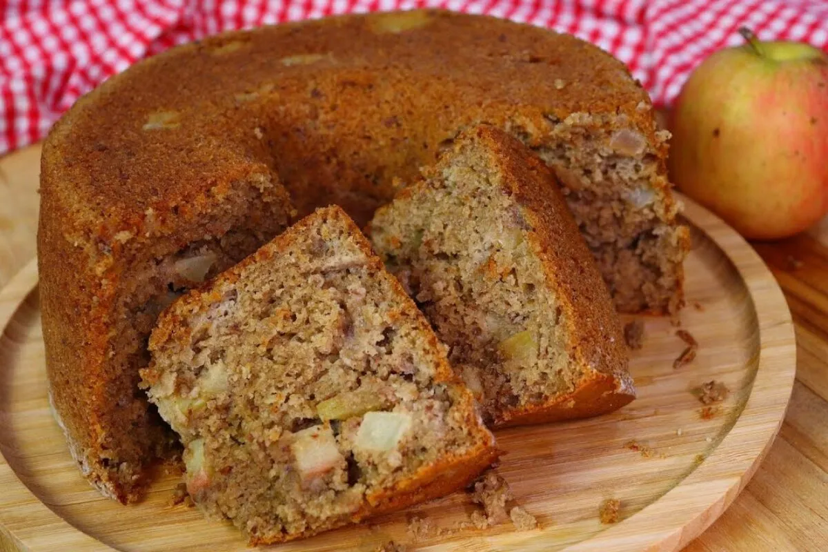 Bolo de maçã sem farinha e zero lactose para você comer sem