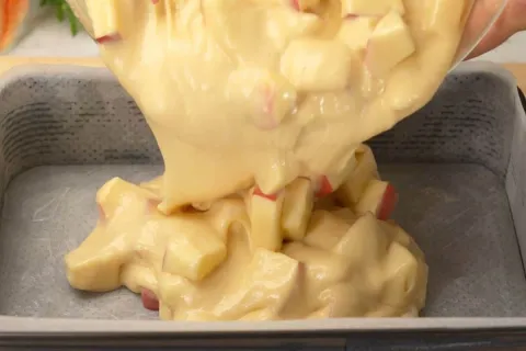 Bolo de maçã sem trigo com pedaços suculentos de fruta, um b