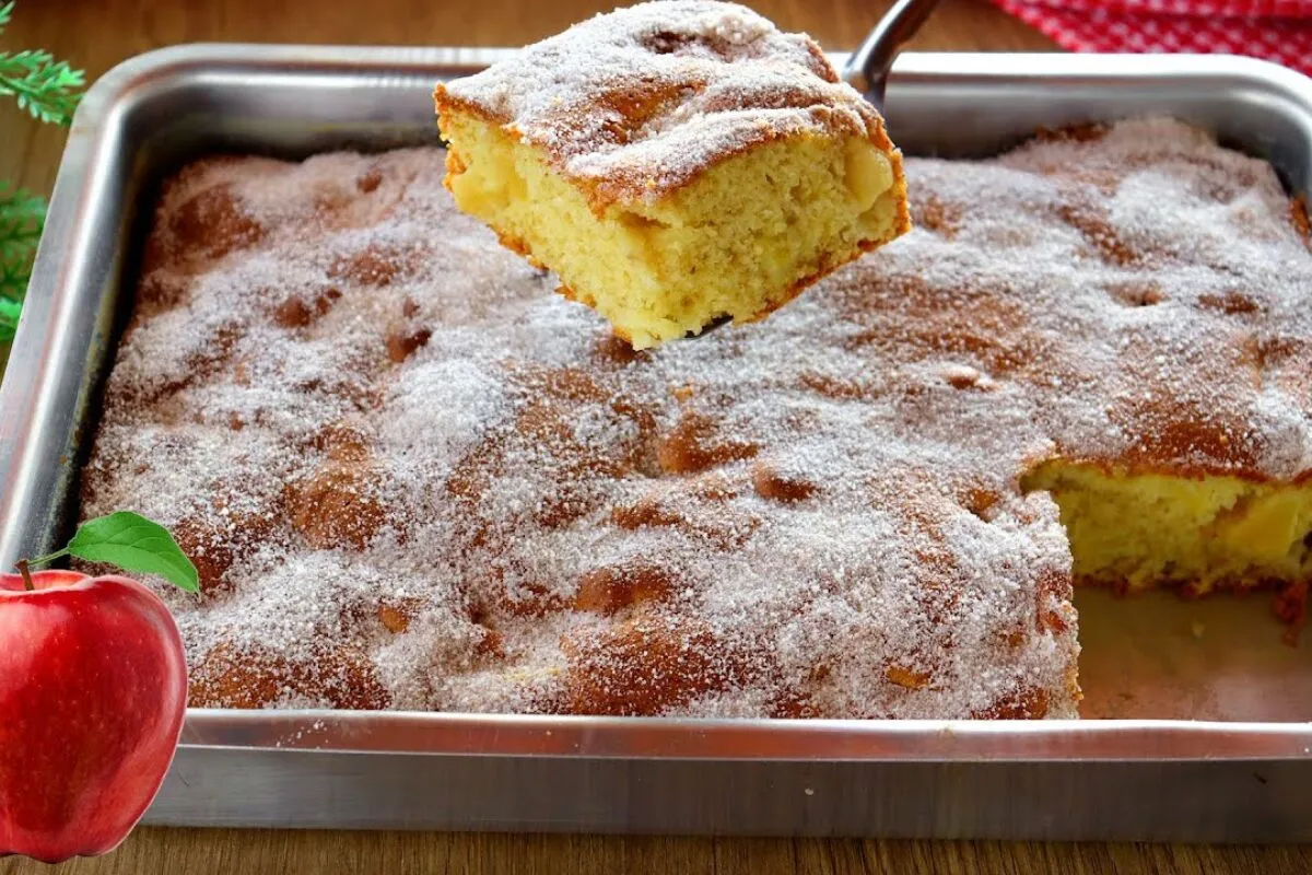 Bolo de maçã simples, fofinho e feito com ingredientes que v