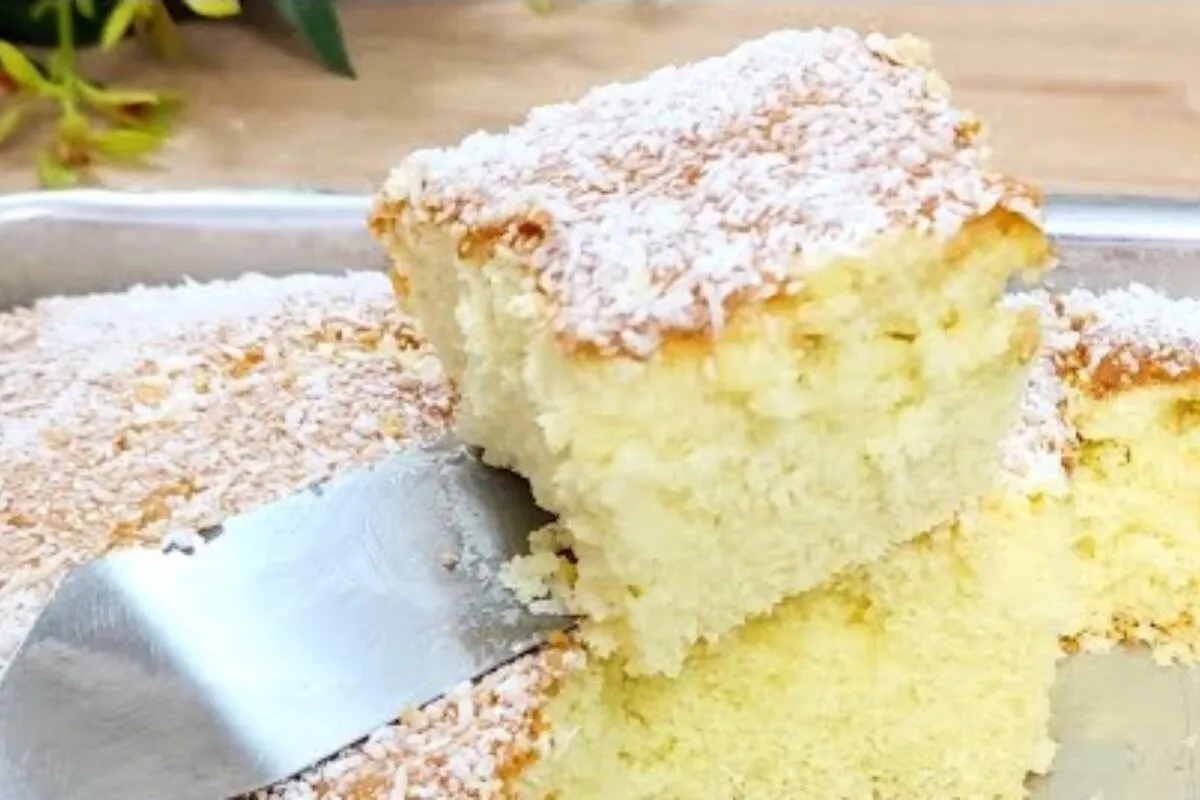 Bolo de maisena com coco fofinho, fácil de preparar e com sa