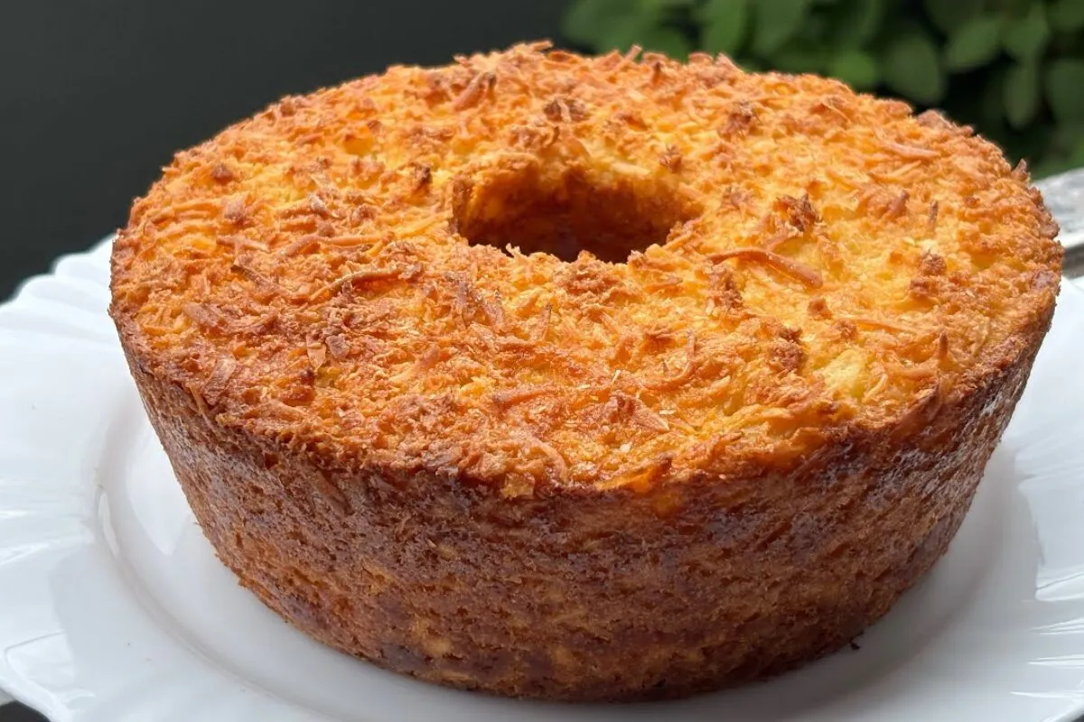 Bolo de mandioca com coco bem molhadinho e fofinho, com aque