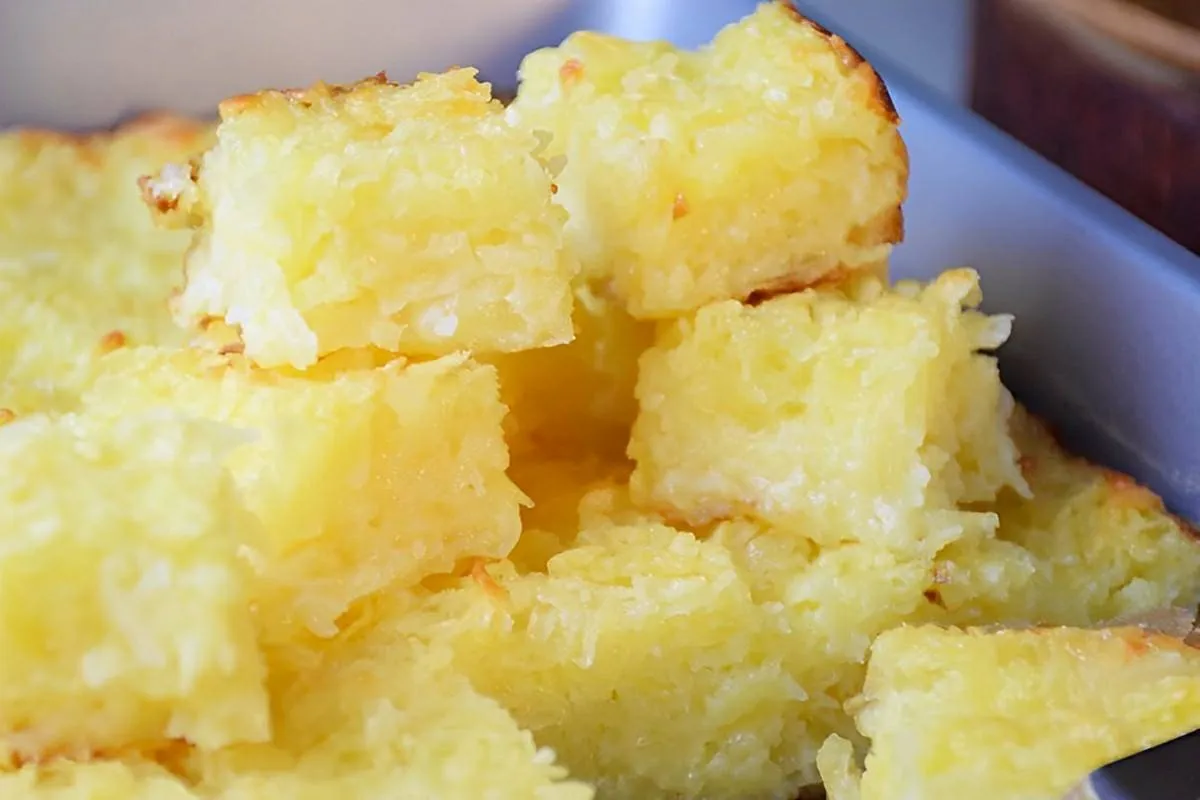 Bolo de mandioca com queijo delicioso é só misturar os ingre