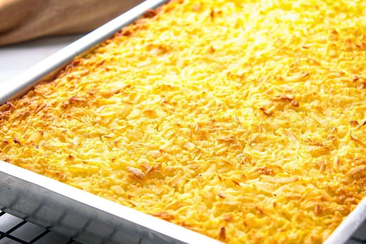 Bolo de mandioca cremoso que não leva farinha e fica pronto rapidinho para o lanche da tarde