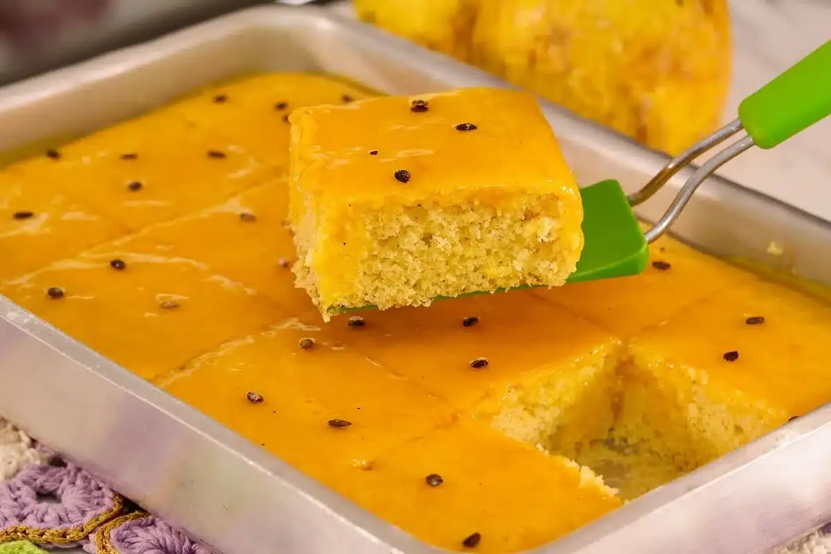 Bolo de maracujá com cobertura: fofinho e refrescante para o