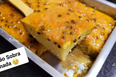 Bolo de maracujá fofinho com uma calda azedinha na medida ce
