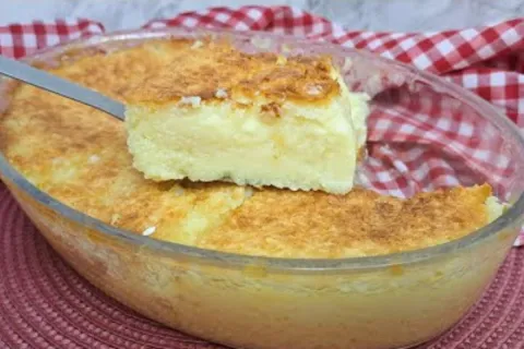 Bolo de maracujá fofinho de liquidificador que fica uma delí
