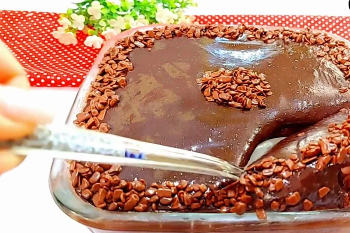 Bolo de microondas de chocolate delicioso, que fica pronto e
