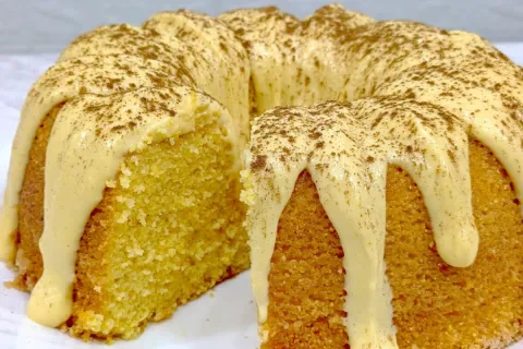 Bolo de milho com cobertura cremosa super fofinho e saboroso