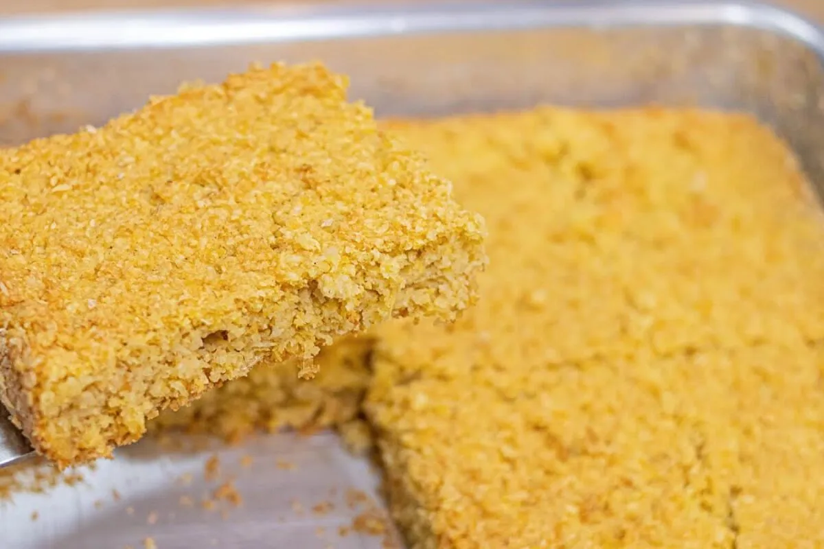 Bolo de milho com coco sem trigo nem leite, lembra um bom-bo