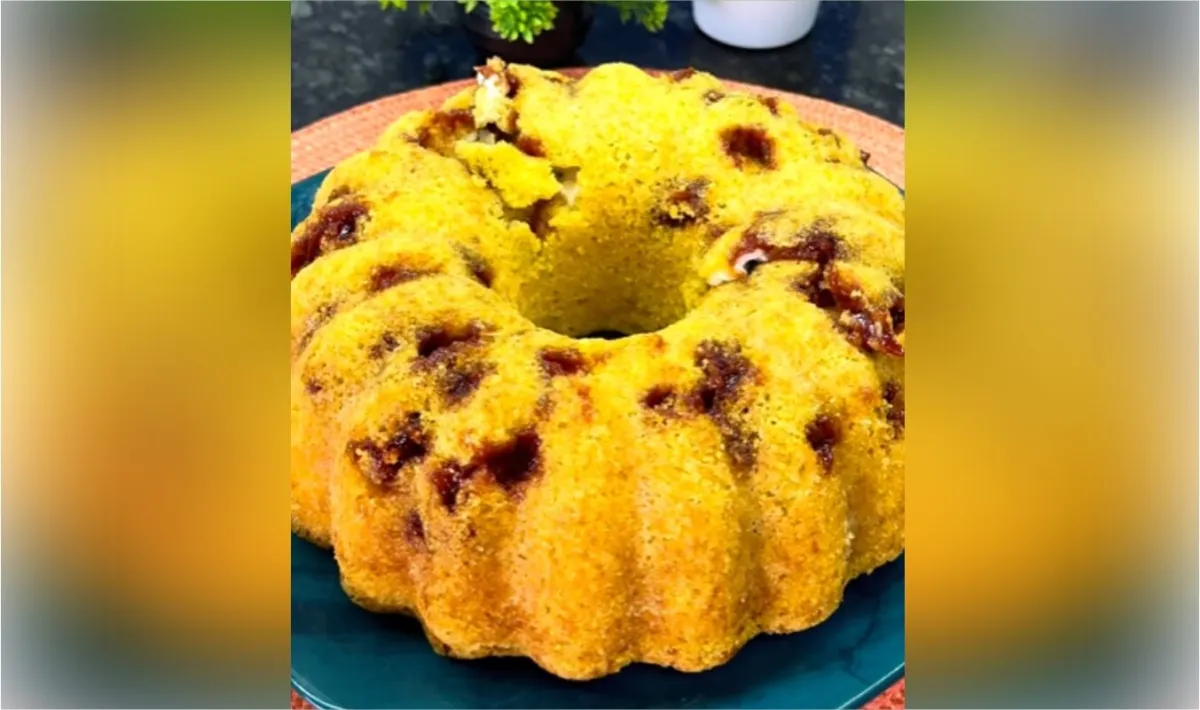 Bolo de milho com goiabada e requeijão: o bolo fácil que tem