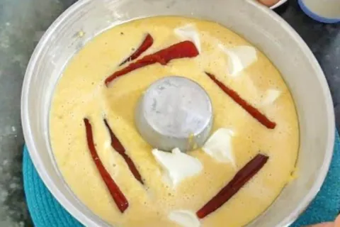 Bolo de milho com requeijão cremoso e goiabada bem recheado 