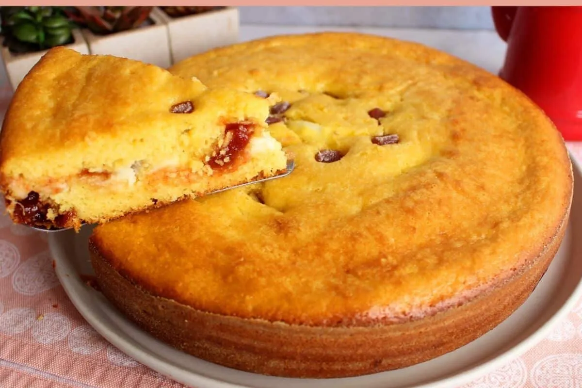 Bolo de milho com requeijão e goiabada, uma combinação delic