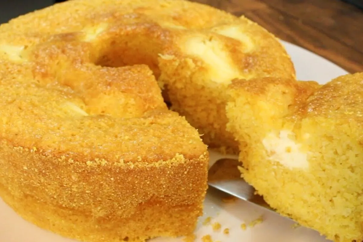 Bolo de milho com requeijão que já sai do forno recheado, um