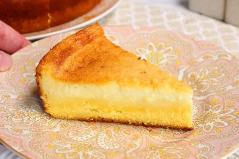 Bolo de milho cremoso feito no liquidificador com um sabor i