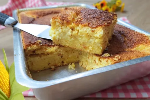 Bolo de milho cremoso: fica irresistível e tão molhadinho qu