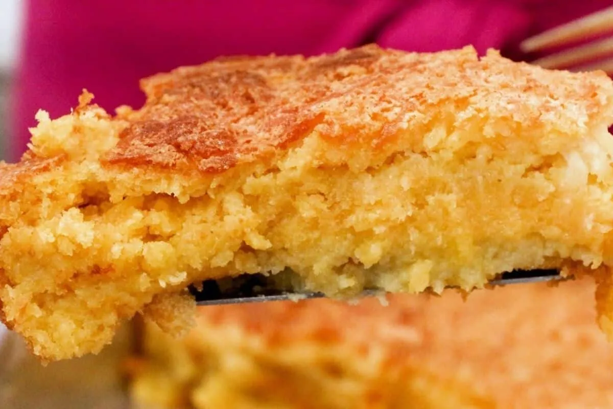 Bolo de milho cremoso muito fácil com sabor de festa na roça