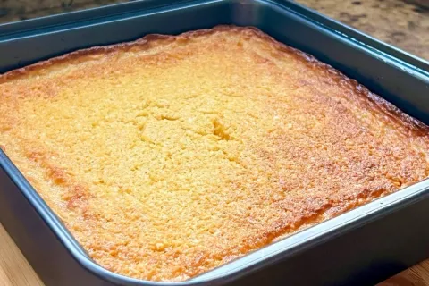 Bolo de milho cremoso sem farinha feito com poucos ingredien