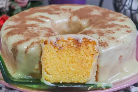 Bolo de milho de latinha acompanhado de um brigadeiro de mil