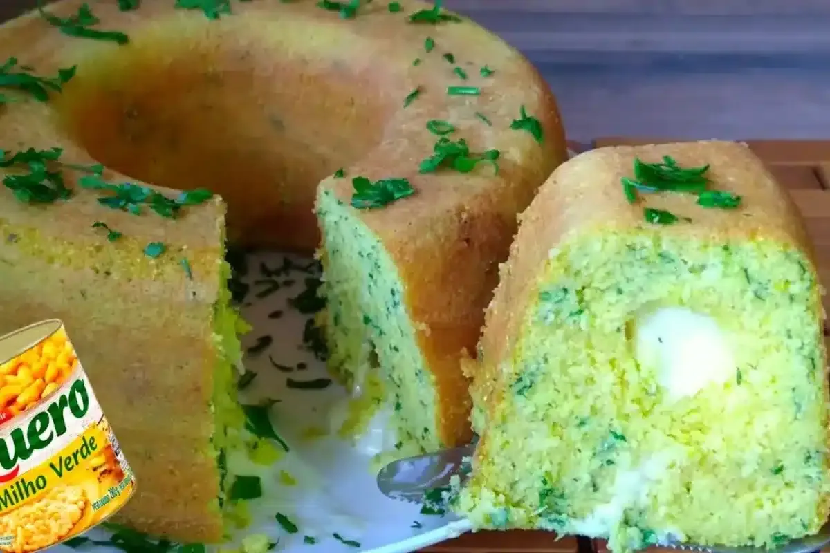 Bolo de milho salgado e recheado de liquidificador para um l