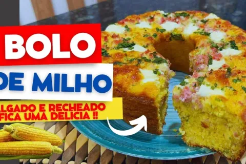 Bolo de milho salgado e recheado para servir como um lanche 