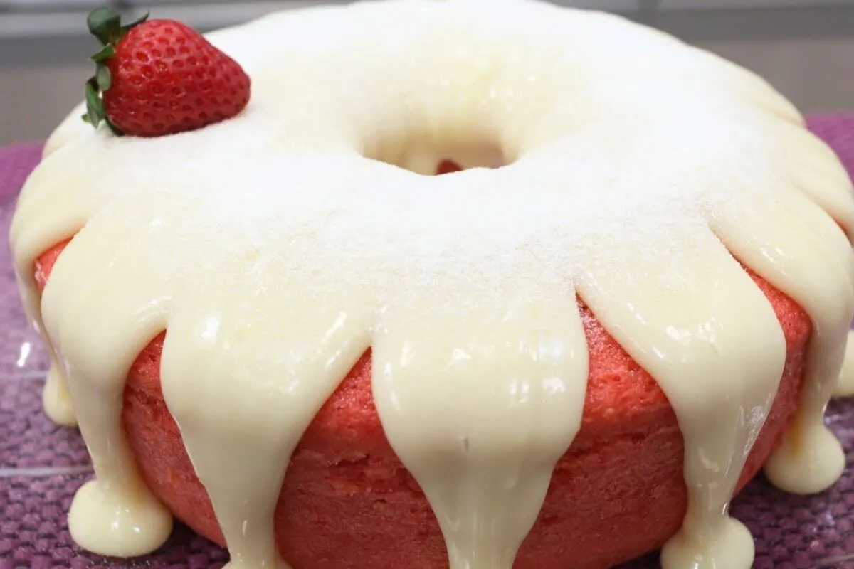 Bolo de morango com Leite Ninho: fofinho, rápido e fácil, pe