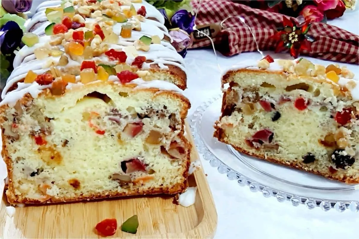 Bolo de natal com frutas bem recheado uma delícia que toda f