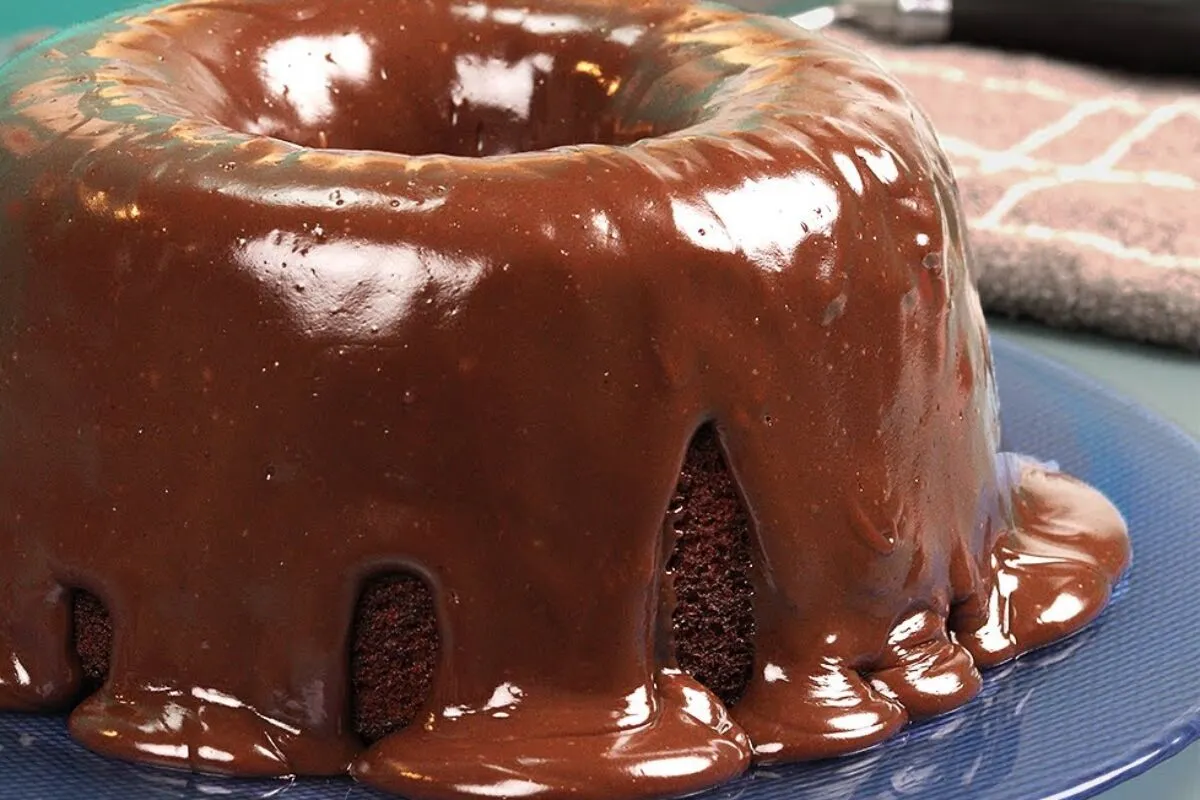 Bolo de Nescau fofinho com uma cobertura cremosa irresistíve