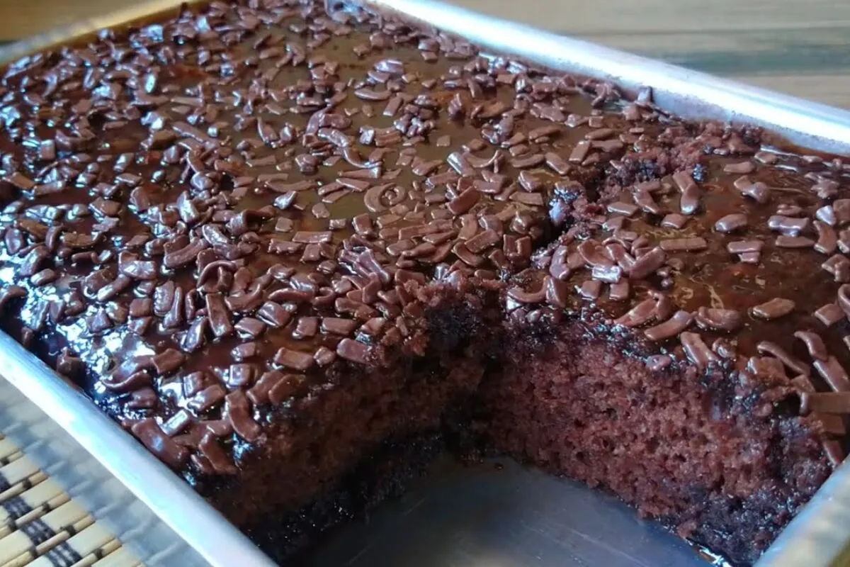 Bolo de nescau fofinho e úmido que combina perfeitamente com