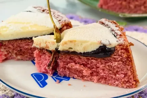 Bolo de Nesquik simples de fazer com uma cobertura sensacion