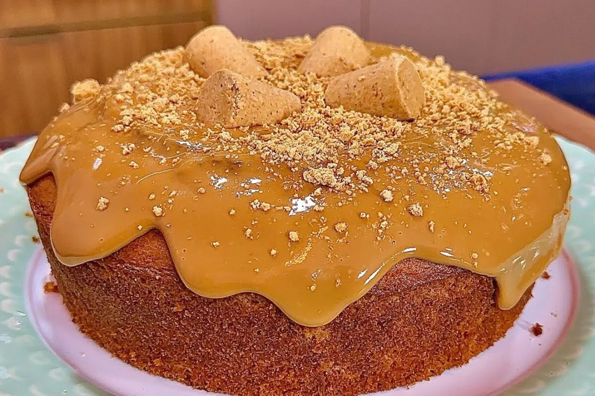Bolo de paçoca caseirinho com doce de leite que é a cara des
