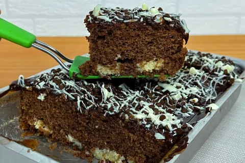 Bolo de prestígio que já sai recheado do forno e vai te surp