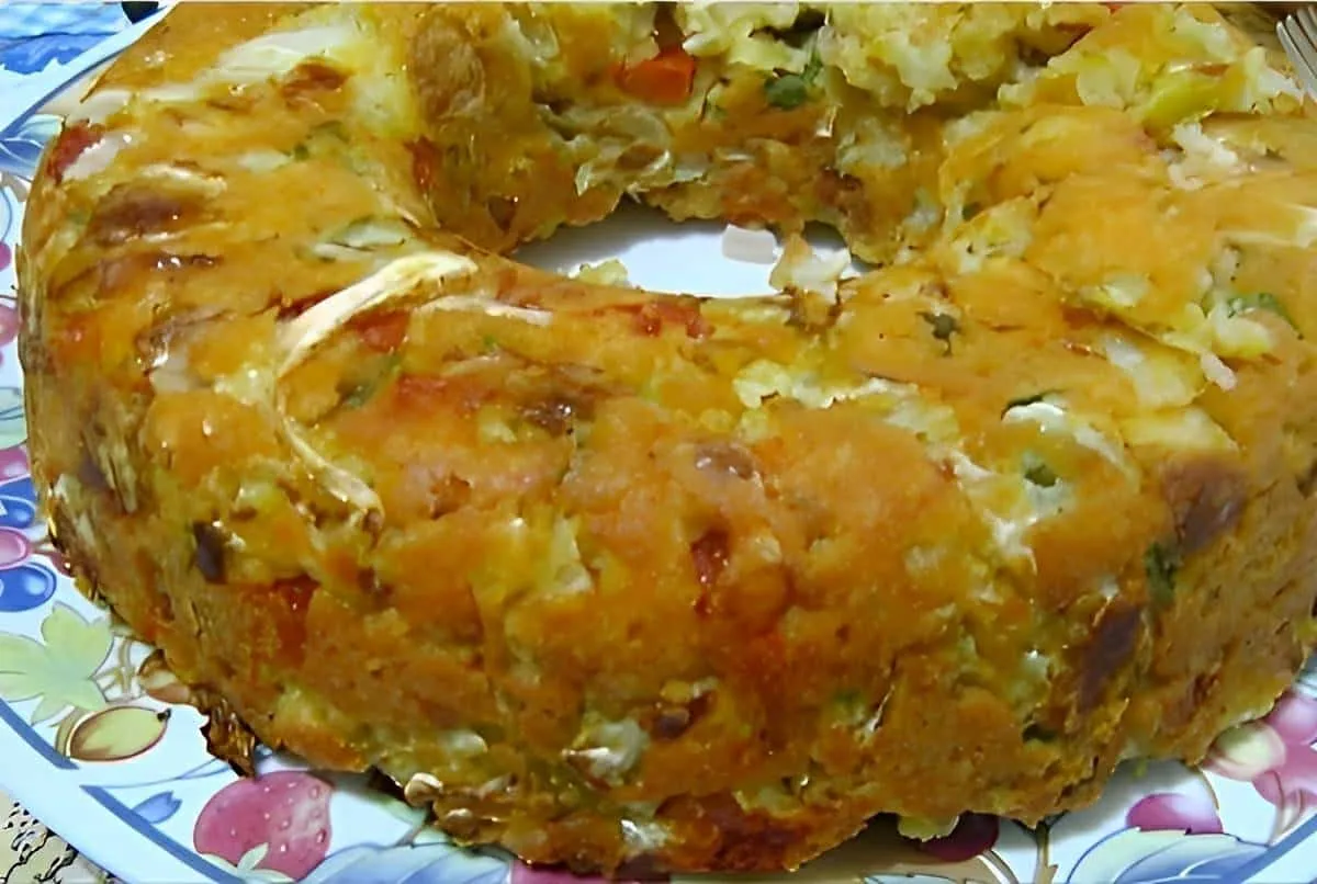 Bolo de repolho com legumes um bolo salgado saudável e práti