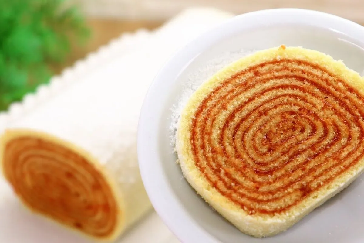 Bolo de rolo pernambucano: massa fininha recheada com goiaba
