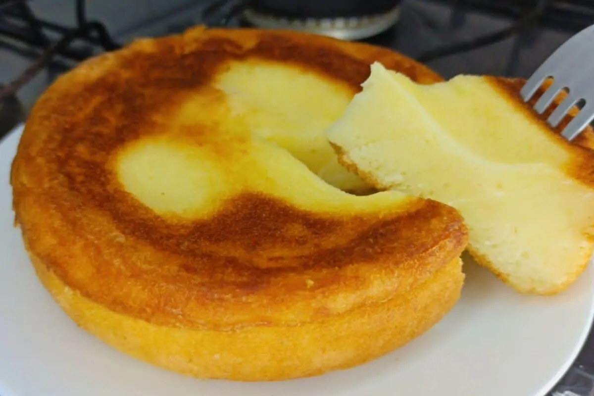 Bolo de tapioca de frigideira: use apenas 1 ovo e faça essa