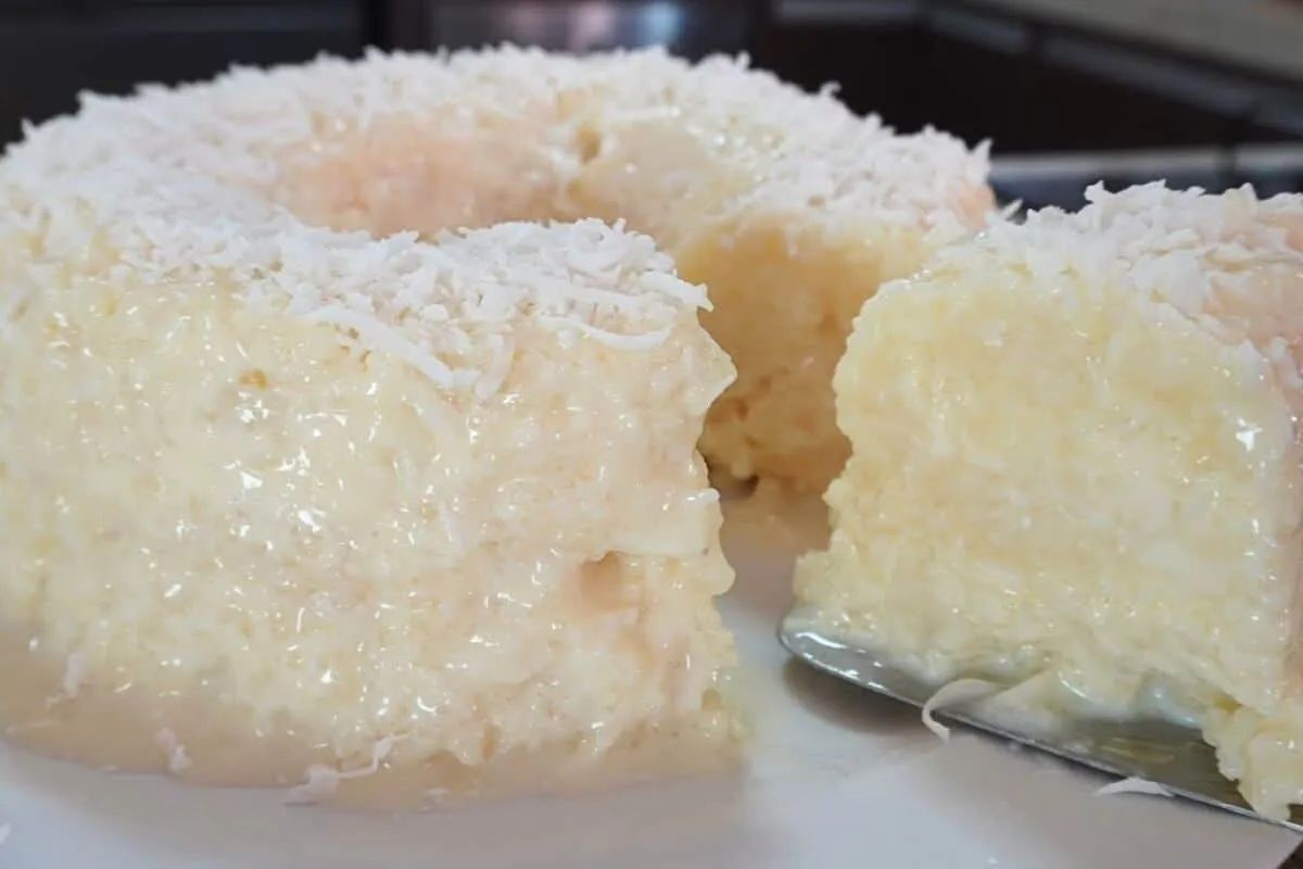 Bolo de tapioca fácil e delicioso para servir bem gelado na