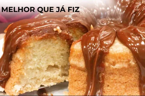 Bolo de tapioca granulada com cobertura para servir no café 