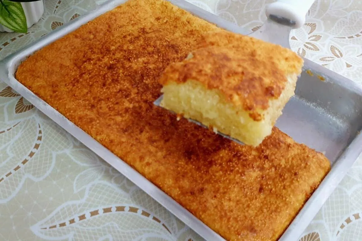 Bolo de tapioca na assadeira grande para o lanche da tarde q