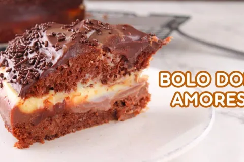 Bolo dois amores que une o chocolate e o creme branco em uma