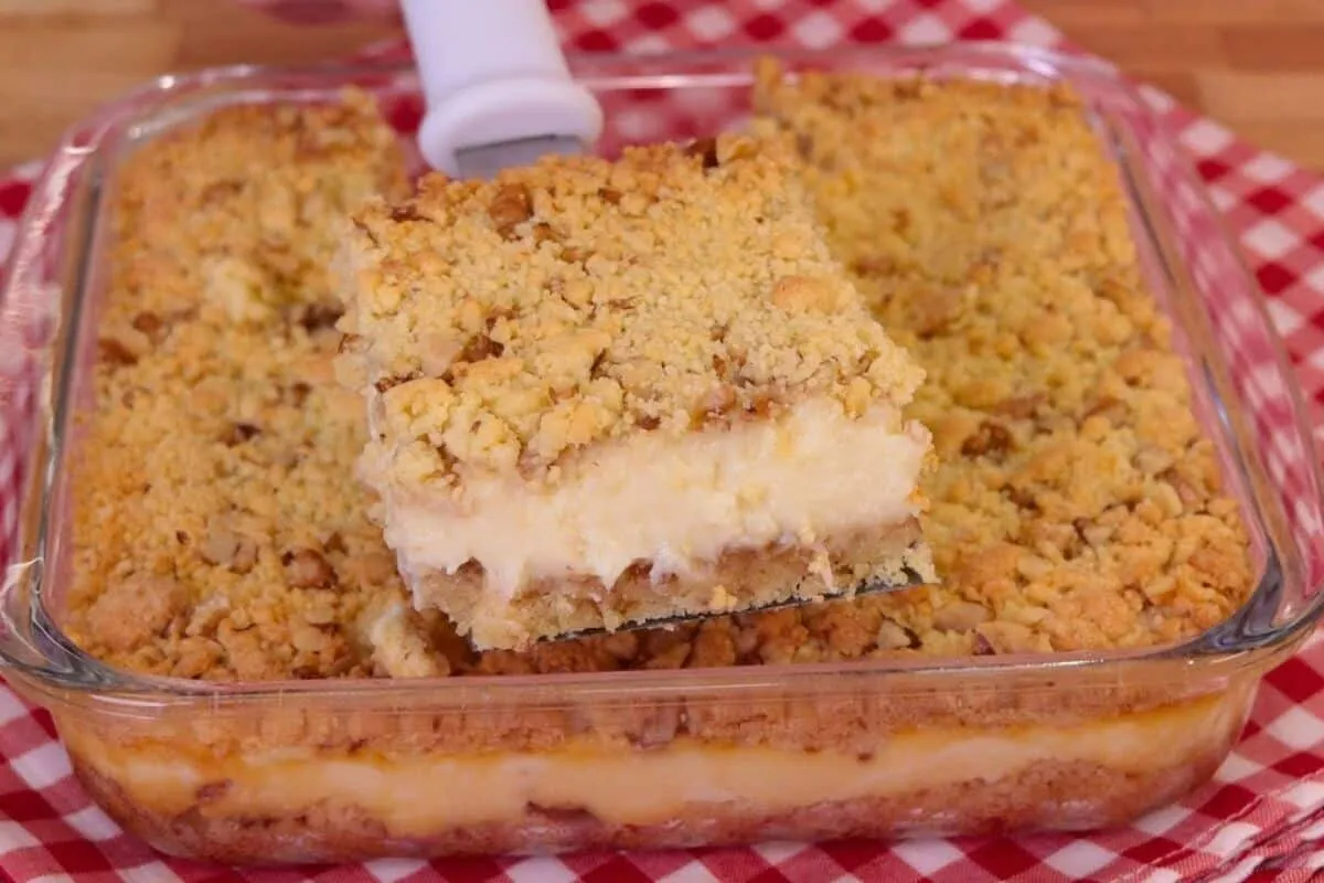 Bolo farofa de creme que já sai recheado do forno, fácil de