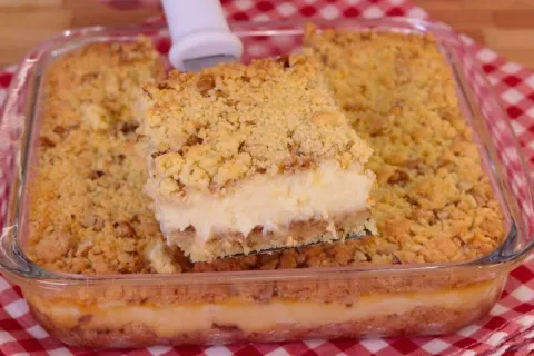 Bolo farofa de creme que já sai recheado do forno, fácil de 