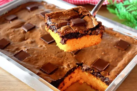 Bolo fofinho de cenoura com cobertura de brownie que surpree