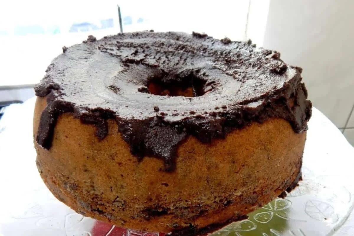 Bolo formigueiro com cobertura para o café da tarde: gostoso