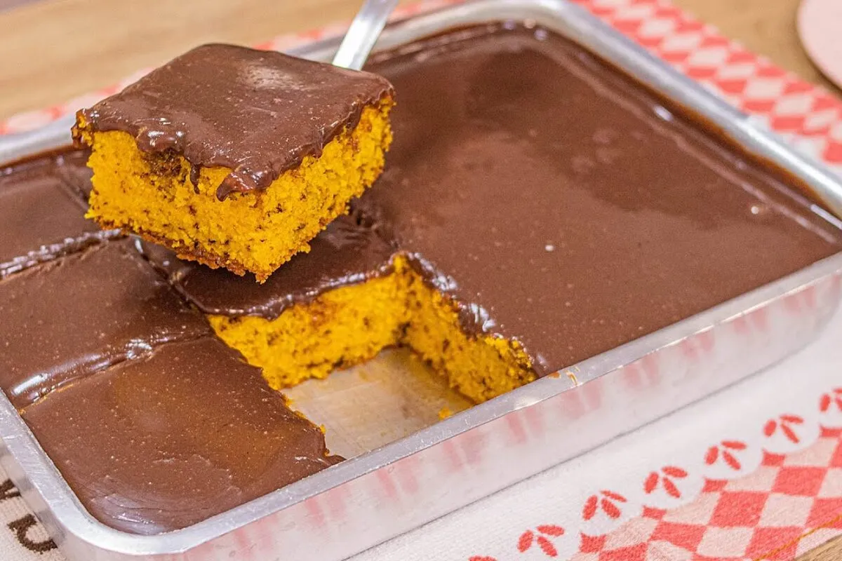 Bolo formigueiro de cenoura fofinho com brigadeiro por cima,