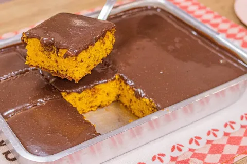 Bolo formigueiro de cenoura fofinho com brigadeiro por cima,