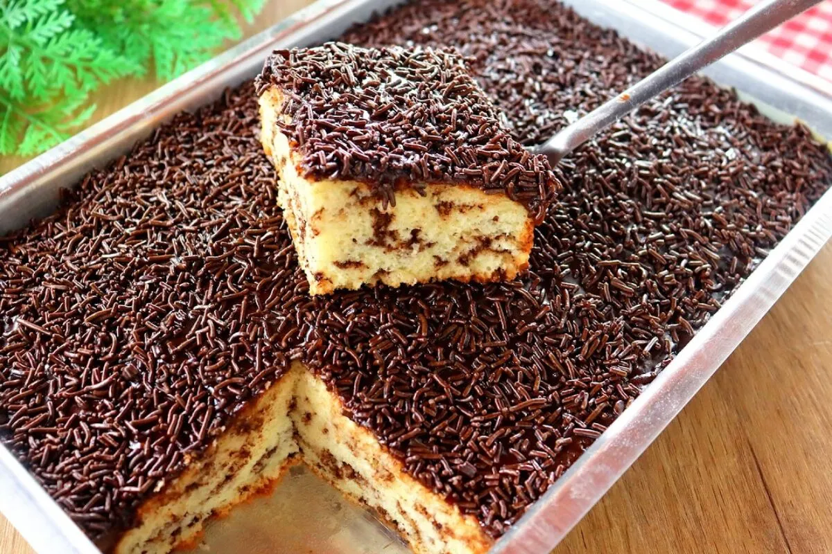 Bolo formigueiro fácil e fofinho, com uma cobertura de choco